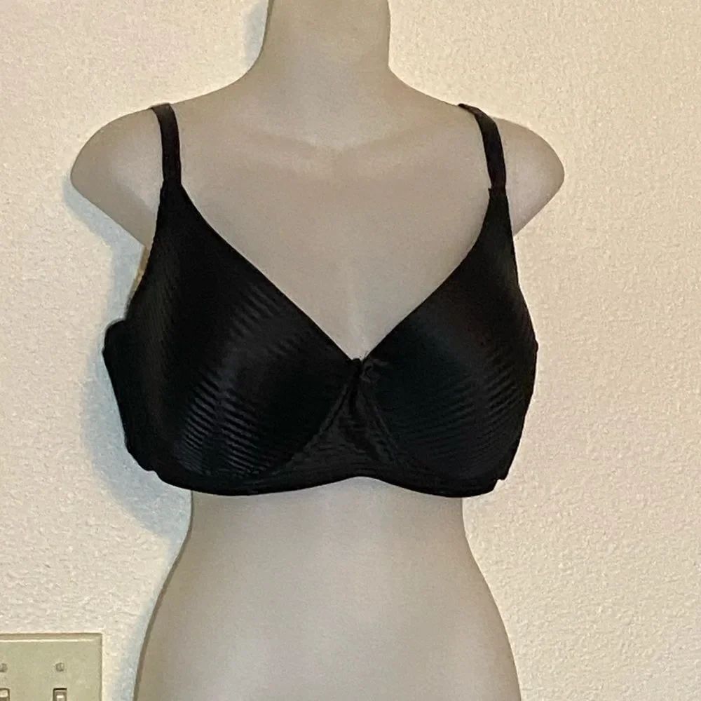 Body Embrace Smooth Black Underwire Bra with Subtle Ribbed Texture Size 42D